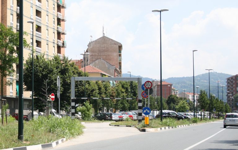 Torino, stretta sui controlli: nove moto della polizia in via Onorato Vigliani