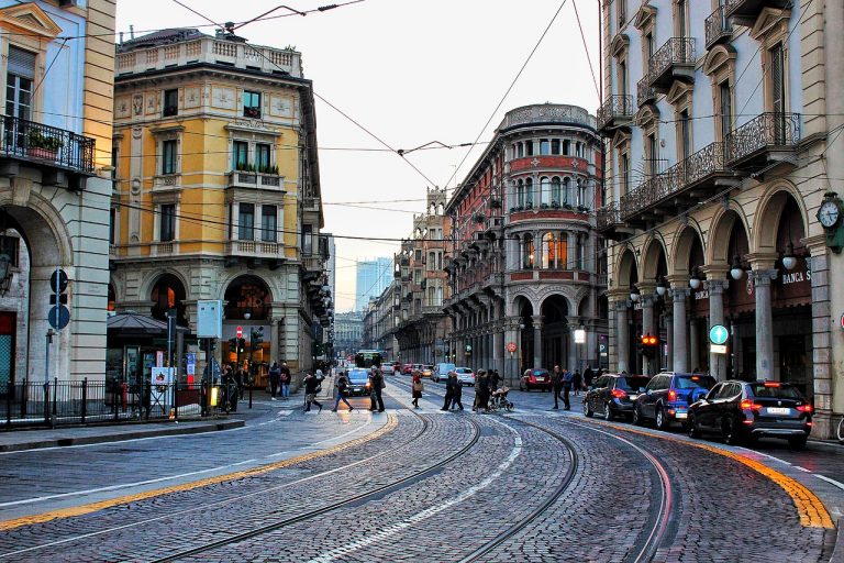 Il flashmob dei commercianti: a Torino serrande alzate e luci accese per protesta