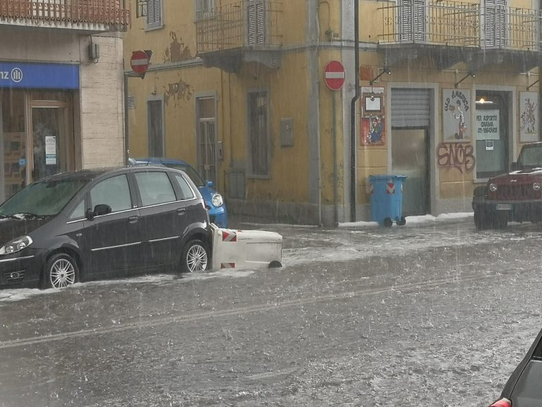 Violento temporale a Moncalieri: grandine e bidoni rovesciati